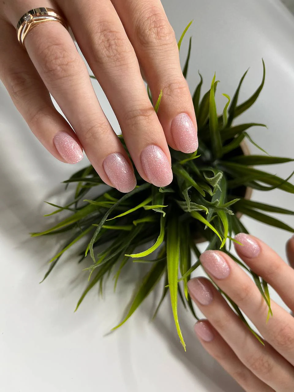 Ухоженные ногти в нюдовом покрытии после маникюра со SPA-уходом в Zel Nail Loft